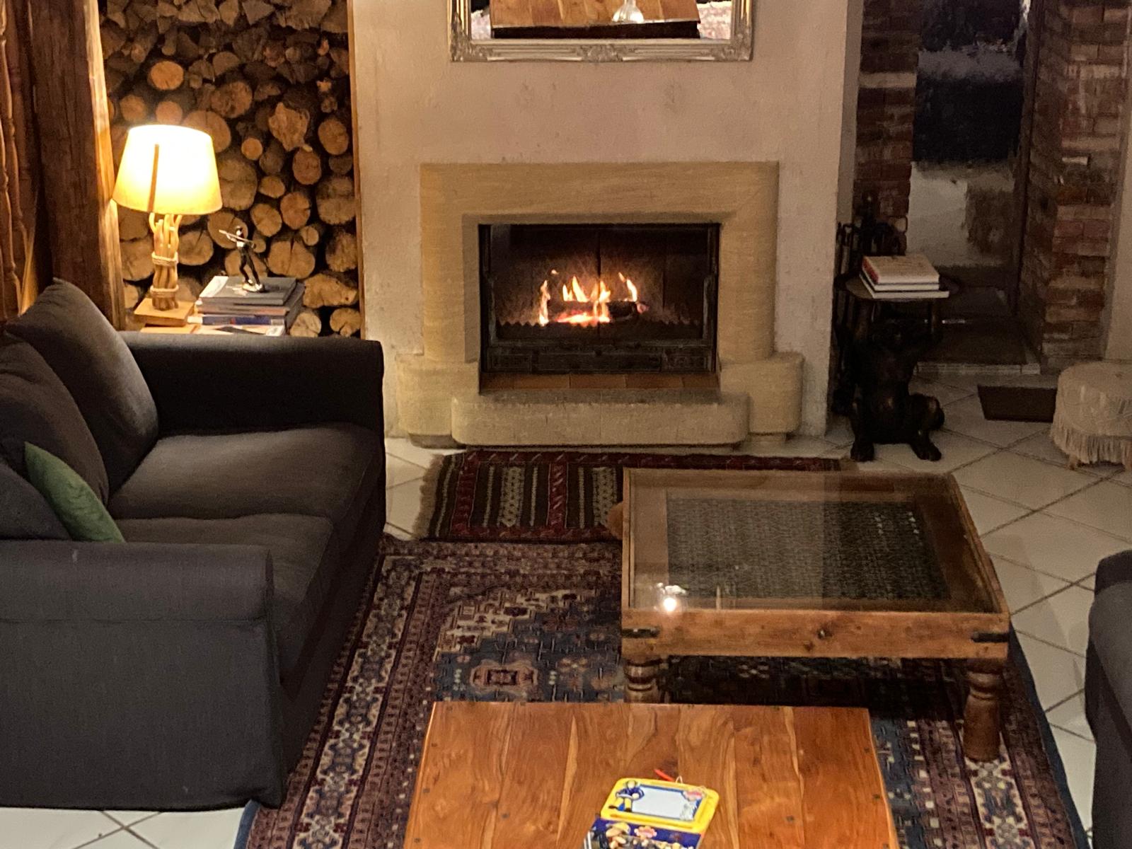 Le salon chaleureux avec sa cheminée