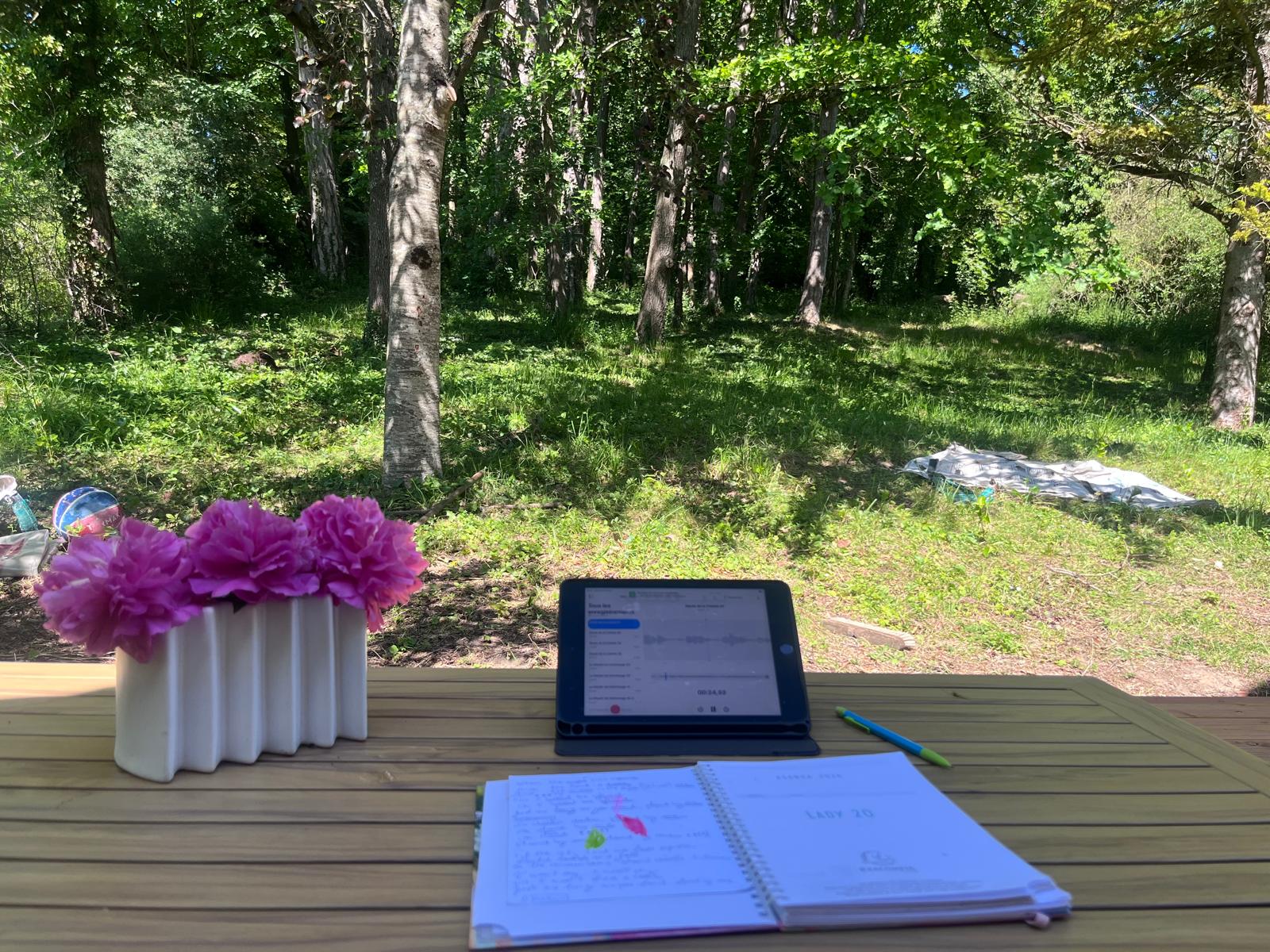 Un espace de travail ouvert sur le jardin
