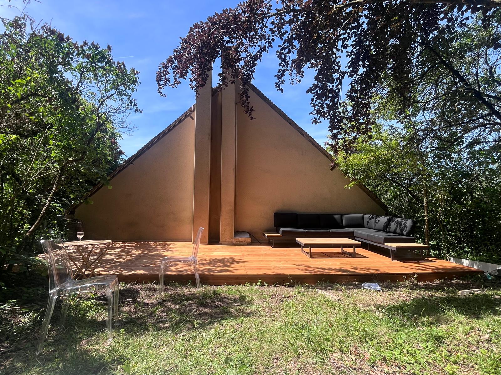 La terrasse de la maison au milieu des arbres